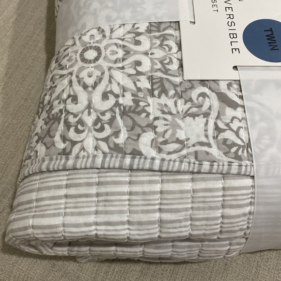 Nicole Miller Home TWIN Cotton Reversible Quilt Gray and White - Picture 9 of 9